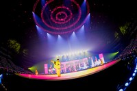 「Ready!! Steady!! Derby!!」を歌うオーイシマサヨシ、上坂すみれ（アグネスタキオン役）、福嶋晴菜（ダンツフレーム役）。©Cygames, Inc.