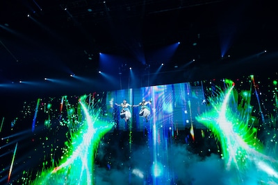 「transforming」を歌う上坂すみれ（アグネスタキオン役）、高野麻里佳（サイレンススズカ役）。©Cygames, Inc.