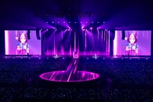 「Never Looking Back」を歌うスペシャルウィークとMachico（トウカイテイオー役）、高野麻里佳（サイレンススズカ役）。©Cygames, Inc.