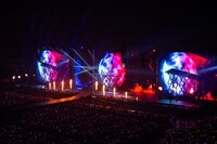 「Ms. VICTORIA」を歌う宮下早紀（スティルインラブ役）と鈴木日菜（アドマイヤグルーヴ役）。©Cygames, Inc.