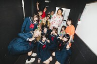 舞台裏でのゆるめるモ！とバンドメンバー。（Photo by ike）