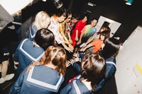 舞台裏でのゆるめるモ！とバンドメンバー。（Photo by ike）