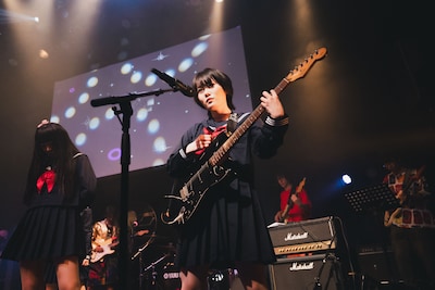 ギターを弾くへそ。（Photo by ike）