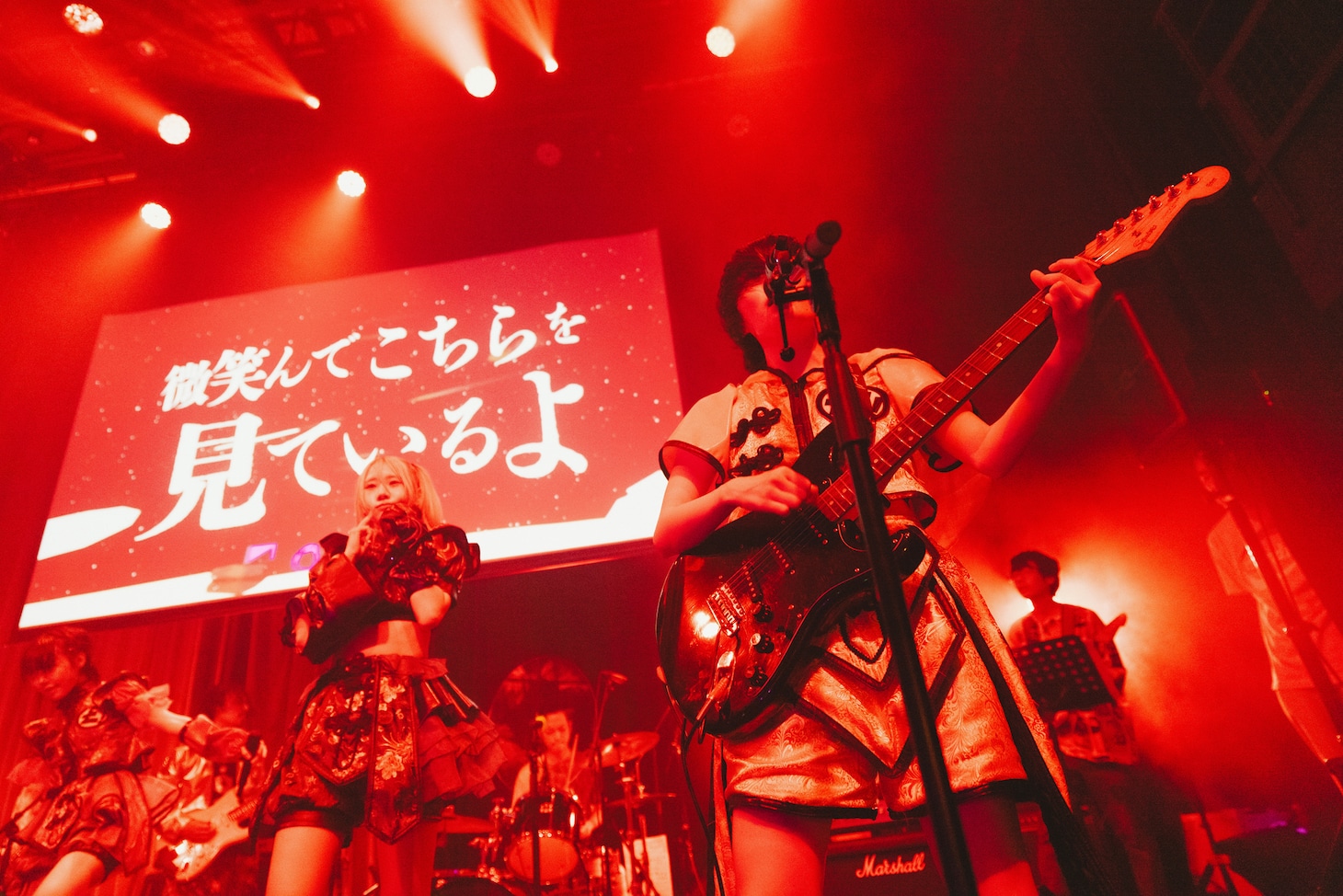 ギターを弾くへそ。（Photo by ike）