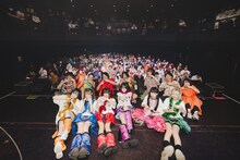 アンコールで客席を背に撮影された、ゆるめるモ！とバンドメンバーの記念写真。（Photo by ike）