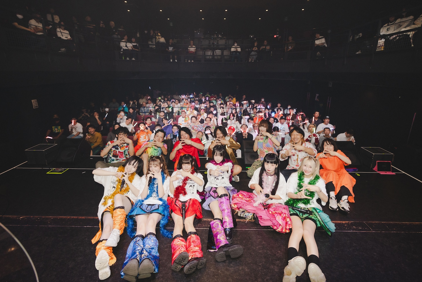 アンコールで客席を背に撮影された、ゆるめるモ！とバンドメンバーの記念写真。（Photo by ike）