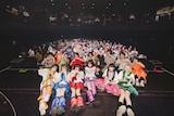 アンコールで客席を背に撮影された、ゆるめるモ!とバンドメンバーの記念写真。(Photo by ike)