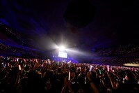 郷ひろみ「Hiromi Go at Nippon Budokan 2025 "THE GREATEST 70 SONGS"」の様子。（撮影：河村美貴［田中聖太郎写真事務所］）