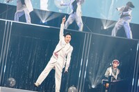 郷ひろみ「Hiromi Go at Nippon Budokan 2025 "THE GREATEST 70 SONGS"」の様子。（撮影：河村美貴［田中聖太郎写真事務所］）