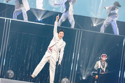 郷ひろみ「Hiromi Go at Nippon Budokan 2025 "THE GREATEST 70 SONGS"」の様子。（撮影：河村美貴［田中聖太郎写真事務所］）