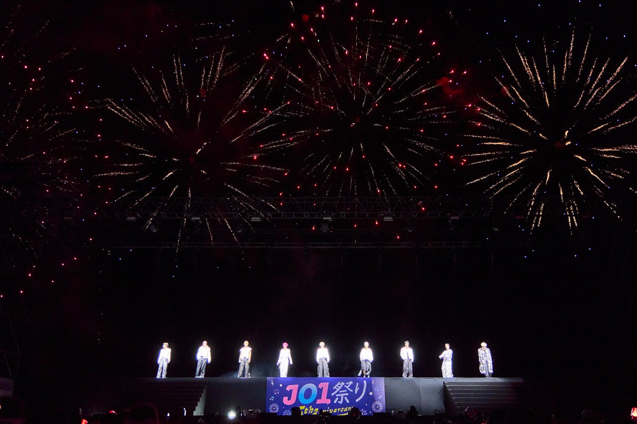 JO1。「JO1 5th Anniversary ～祭り～」より。©LAPONE ENTERTAINMENT