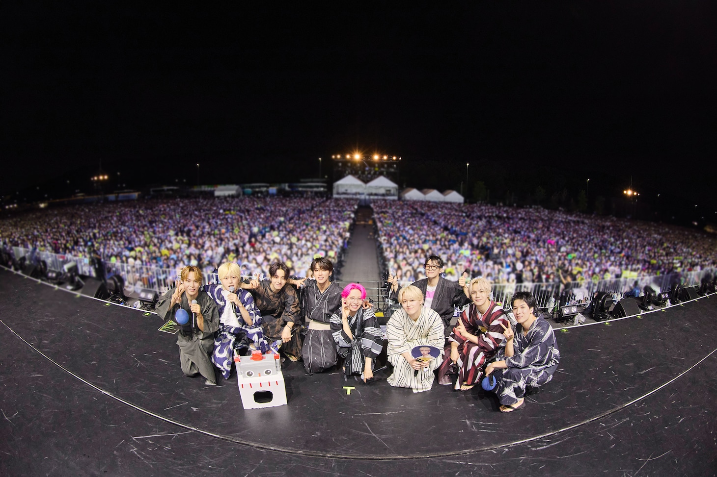 JO1とJAM。「JO1 5th Anniversary ～祭り～」より。©LAPONE ENTERTAINMENT