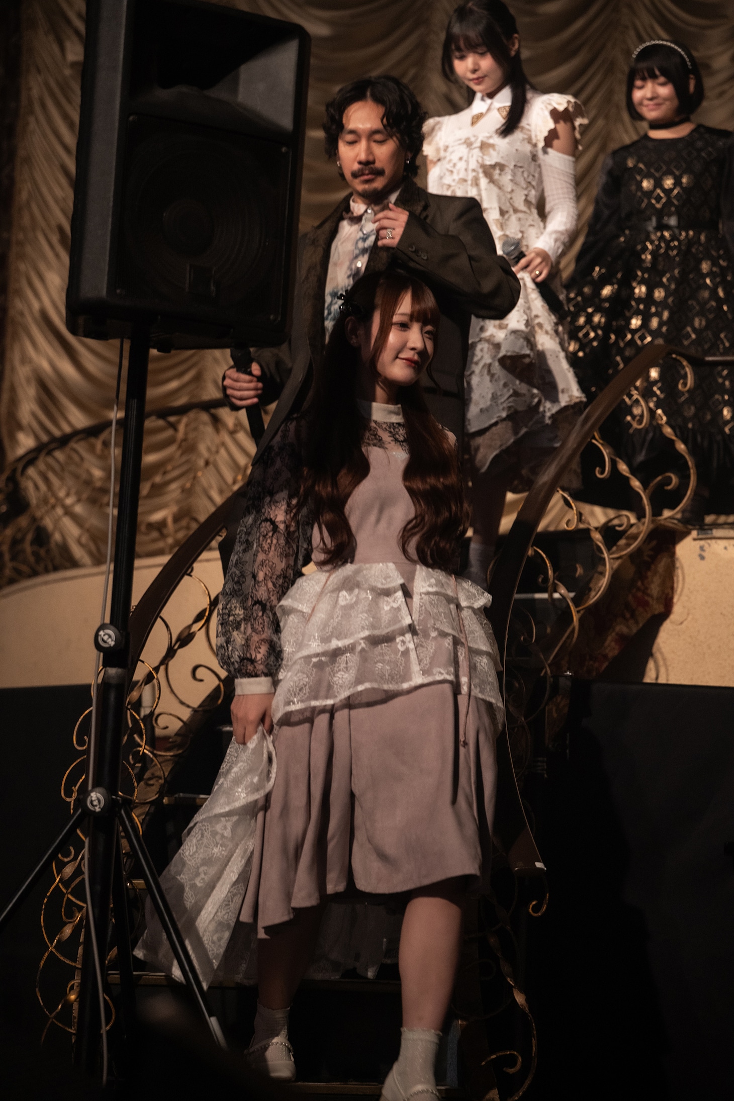 ゆっくりと階段を降りる清 竜人25。