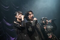 寄り添って歌う清真尋、清竜人、清凪（左から）。