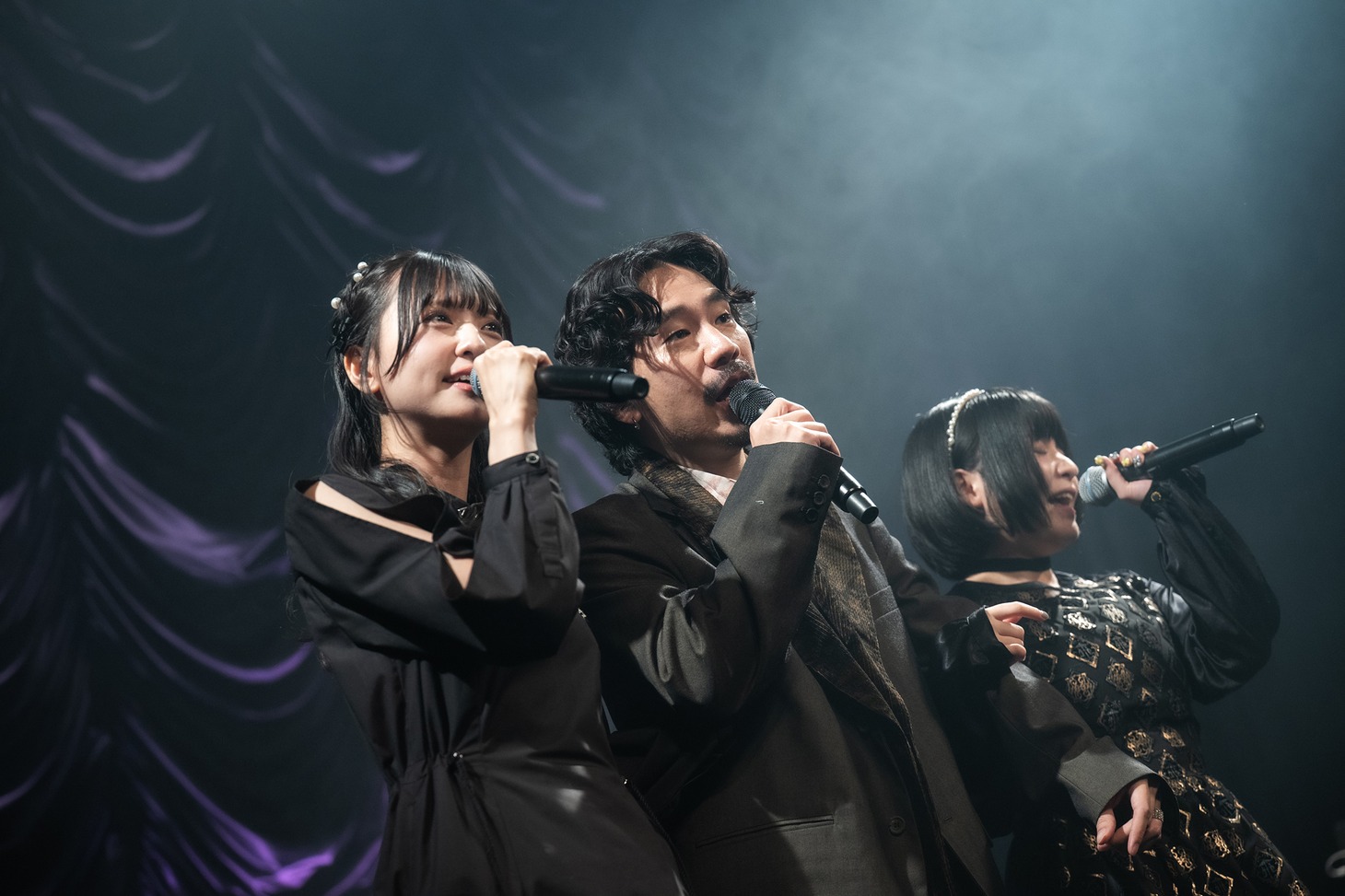 寄り添って歌う清真尋、清竜人、清凪（左から）。