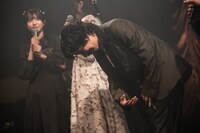 お辞儀の際に1人だけピアノのBGMが付き夫人たちにうらやましがられる清竜人。