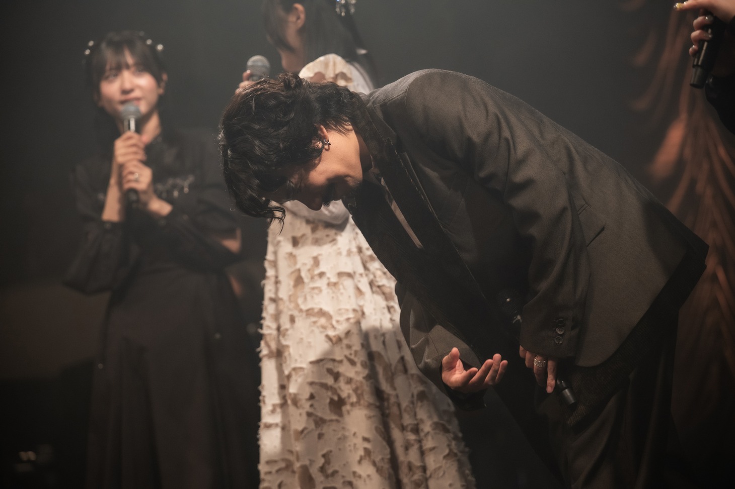 お辞儀の際に1人だけピアノのBGMが付き夫人たちにうらやましがられる清竜人。