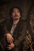 夫人たちを優しく見つめる清竜人。