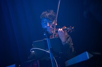 キーボードのみならずさまざまな楽器を演奏してたびたび場内を沸かせた半田彬倫。