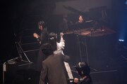 ピアノの連弾で盛り上がる清 竜人25。