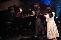 ピアノの連弾で盛り上げる半田彬倫と大谷愛。