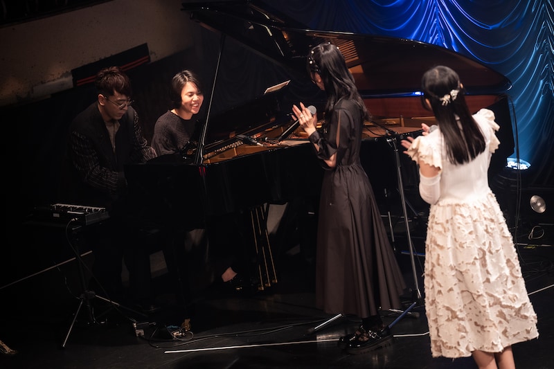 ピアノの連弾で盛り上げる半田彬倫と大谷愛。