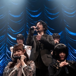 清 竜人25、秋の装いでアコースティックライブ