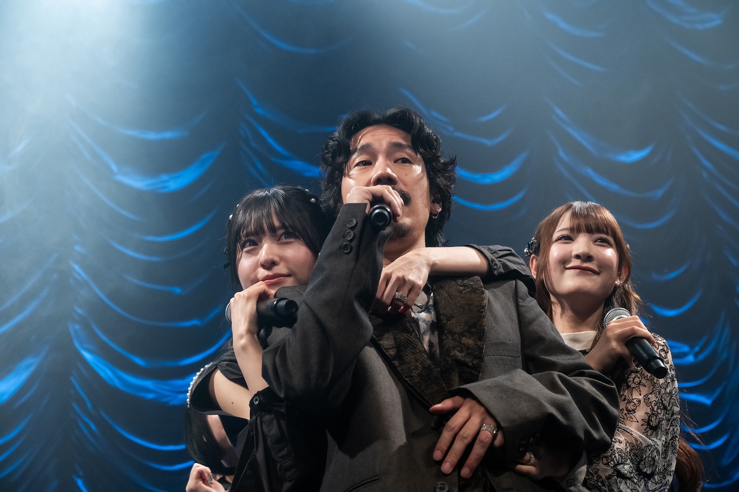 清竜人（中央）に抱きつく清真尋（左）と清ゆな（右）。