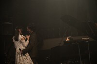 チークダンスを踊る清さきな（左）と清竜人（右）。