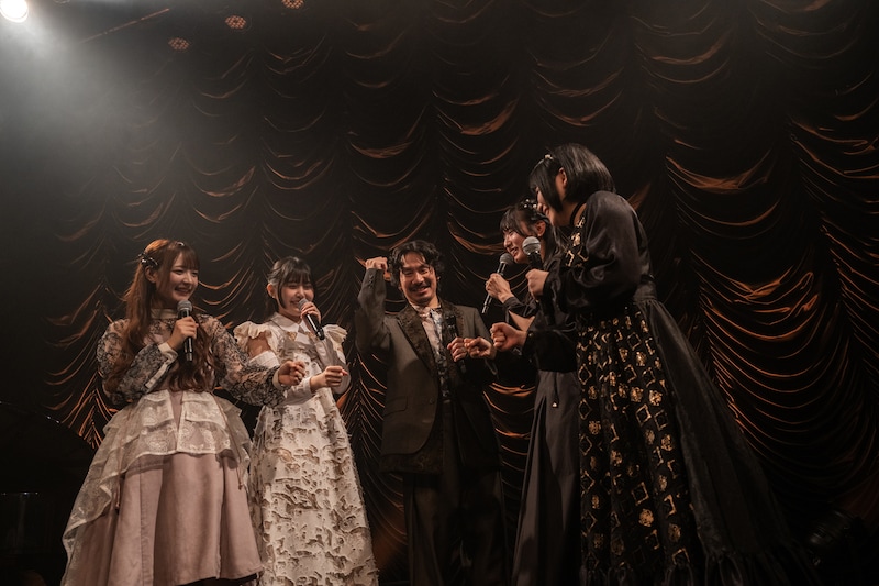 今後の活動の告知を誰がするかじゃんけんで決める清 竜人25。