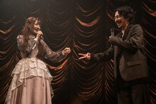 清ゆな（左）にじゃんけんで負ける清竜人（右）。