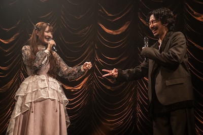 清ゆな（左）にじゃんけんで負ける清竜人（右）。