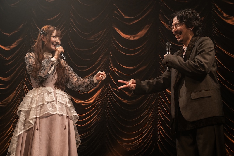 清ゆな（左）にじゃんけんで負ける清竜人（右）。