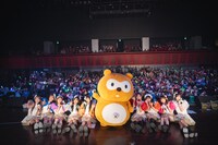 客席をバックに記念撮影するアルテミスの翼とポンタくん。