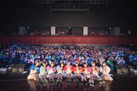 客席をバックに記念撮影するアルテミスの翼。