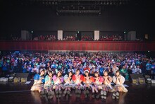 客席をバックに記念撮影するアルテミスの翼。