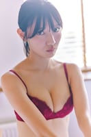 河田陽菜、照れ隠しで口をキュッ