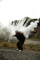 スチャダラパー「ビート道 feat. ロボ宙」ミュージックビデオ撮影の様子。爆破を背にしたSHINCO。