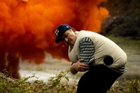 スチャダラパー「ビート道 feat. ロボ宙」ミュージックビデオ撮影の様子。爆破を背にしたANI。