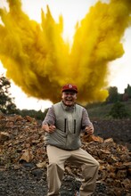 スチャダラパー「ビート道 feat. ロボ宙」ミュージックビデオ撮影の様子。爆破を背にしたBose。