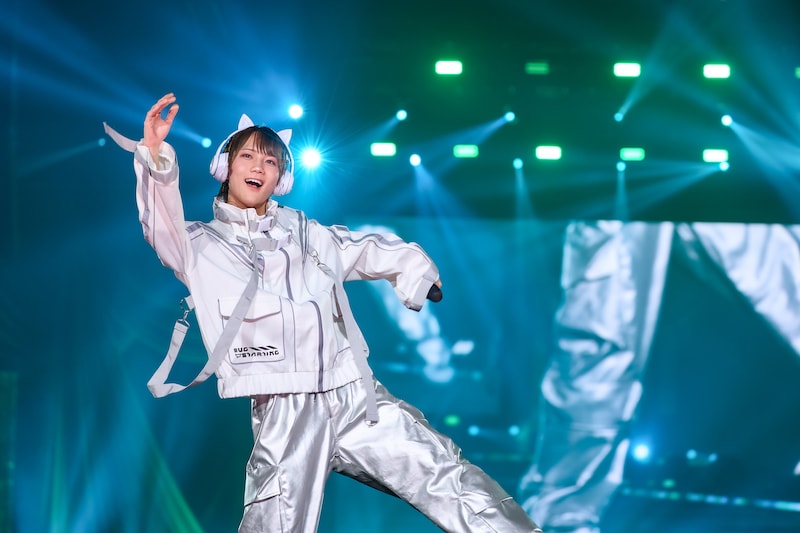 ステージで躍動するはるか（Milky Monster）。