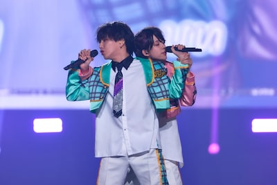 「センチメンタル」をパフォーマンスする紫咲伊織（ラムネ商店街）とひい（Milky Monster）。