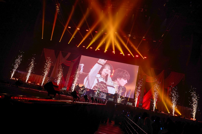 朝賀立×わんちゃんわんわんねこにゃんにゃんによる「刹那に生きる」のコラボレーションの様子。