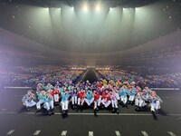 客席をバックに撮影する「ヤバスギDDP」出演者たち。