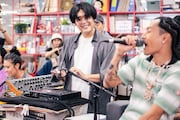 「tiny desk concerts JAPAN STUTS with friends」より、Kohjiyaを迎えたパフォーマンスの様子。（写真提供：NHK）