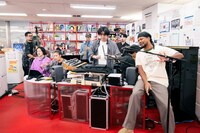 「tiny desk concerts JAPAN STUTS with friends」より、Daichi Yamamotoを迎えたパフォーマンスの様子。（写真提供：NHK）