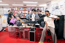 「tiny desk concerts JAPAN STUTS with friends」より、Daichi Yamamotoを迎えたパフォーマンスの様子。（写真提供：NHK）