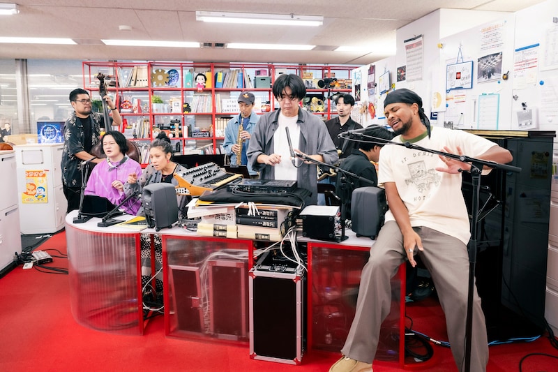「tiny desk concerts JAPAN STUTS with friends」より、Daichi Yamamotoを迎えたパフォーマンスの様子。（写真提供：NHK）