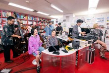 「tiny desk concerts JAPAN STUTS with friends」より、NENEを迎えたパフォーマンスの様子。（写真提供：NHK）