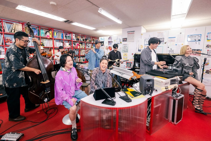「tiny desk concerts JAPAN STUTS with friends」より、NENEを迎えたパフォーマンスの様子。（写真提供：NHK）